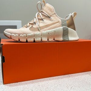 Women’s Nike gym shoe light pink/rose gold